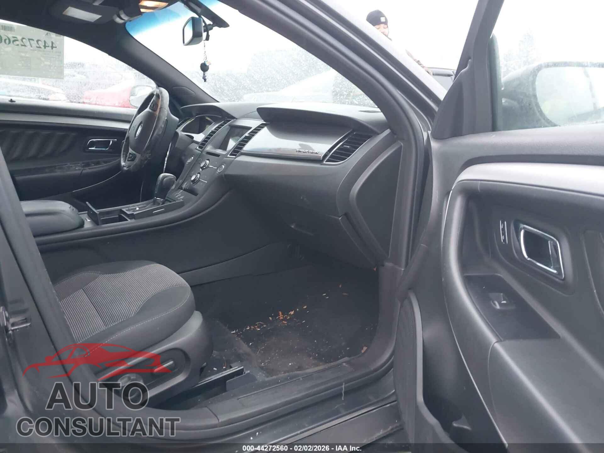 FORD TAURUS 2017 - 1FAHP2E82HG134977