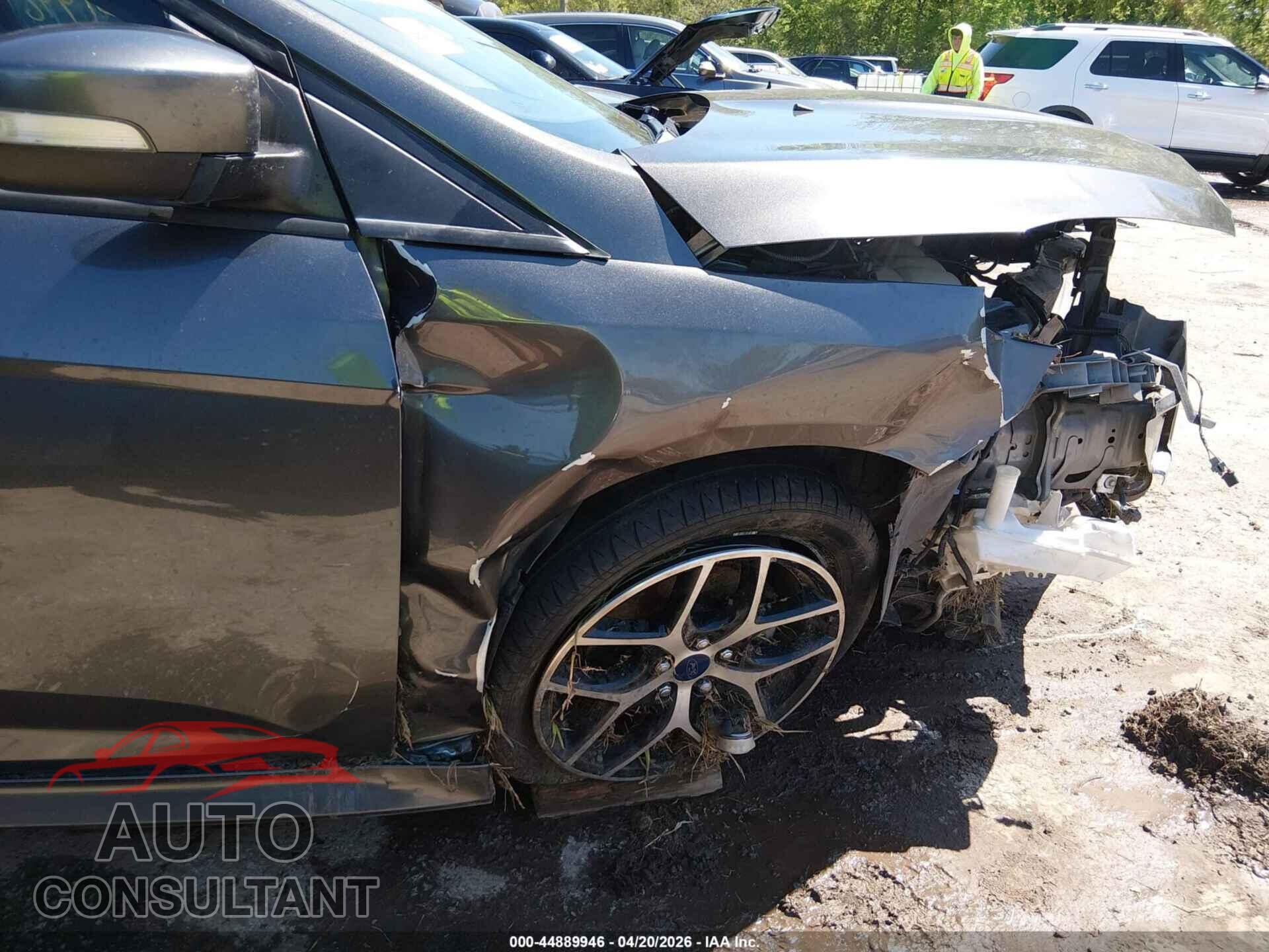 FORD FOCUS 2015 - 1FADP3F26FL260861