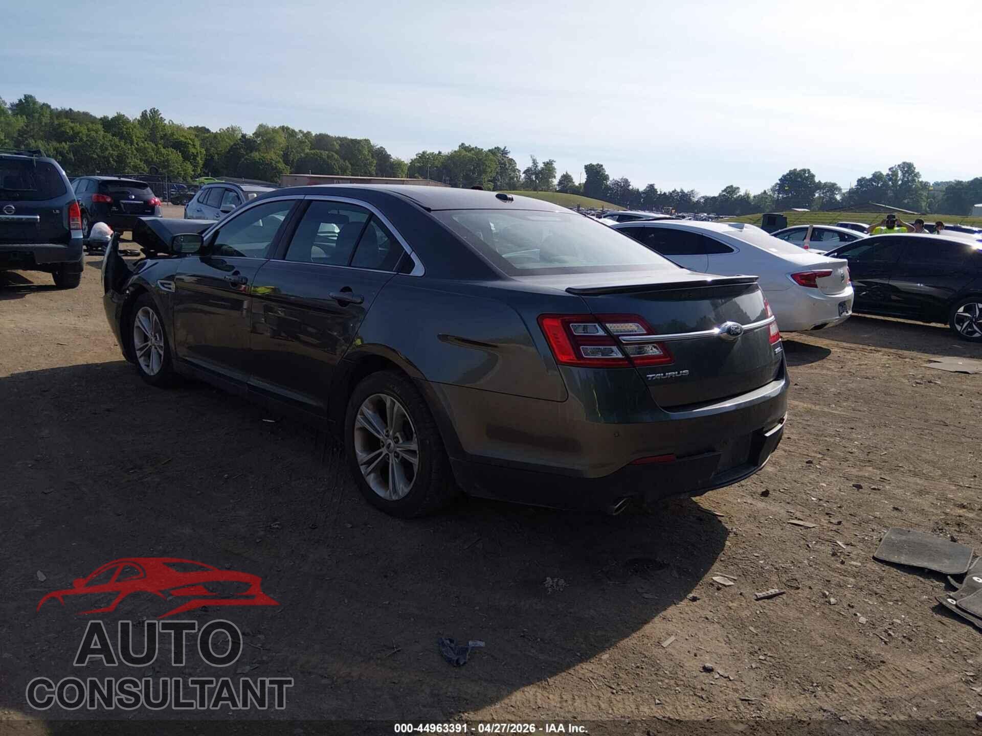 FORD TAURUS 2018 - 1FAHP2E88JG107093