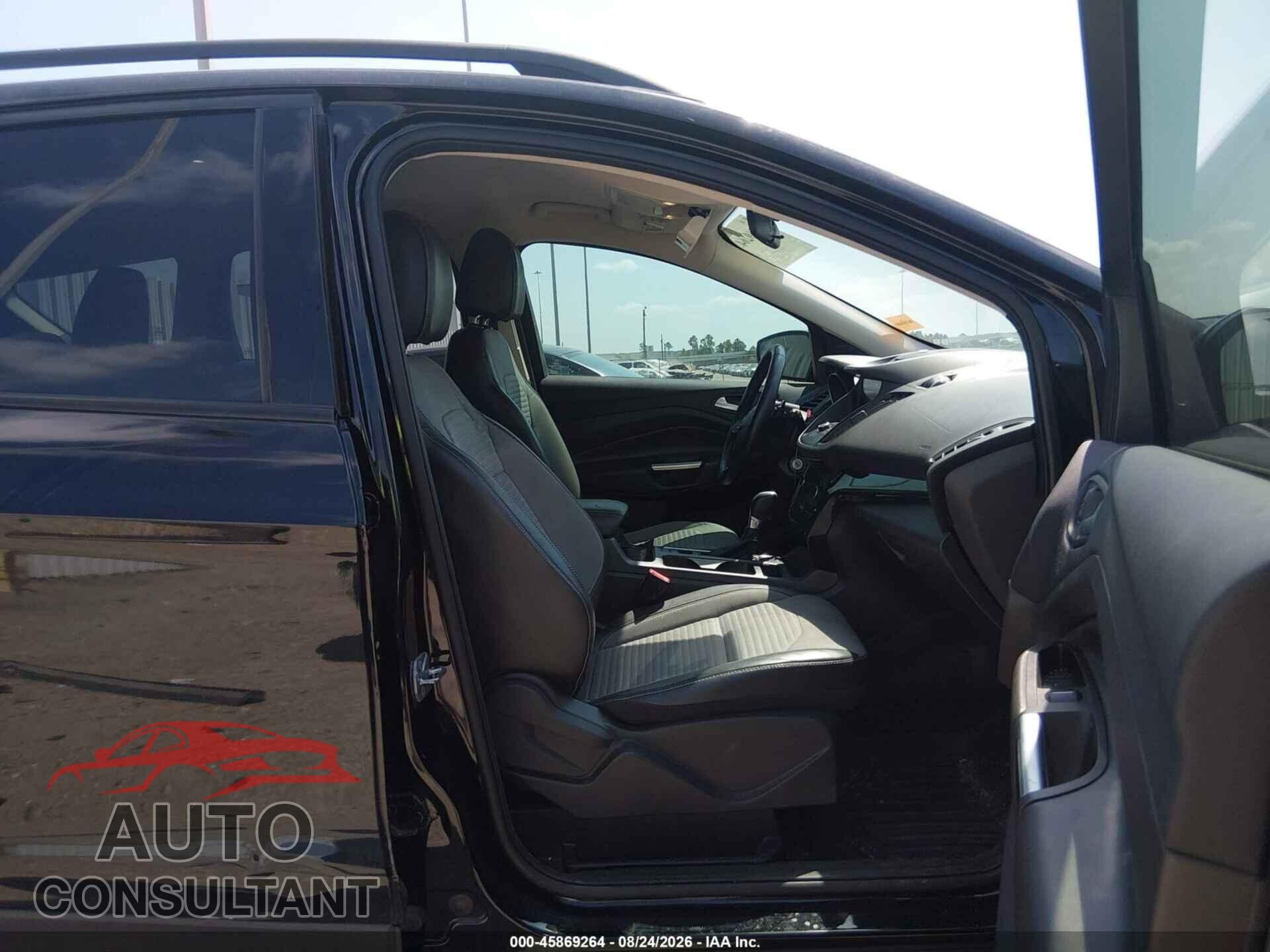 FORD ESCAPE 2017 - 1FMCU0G90HUB88654