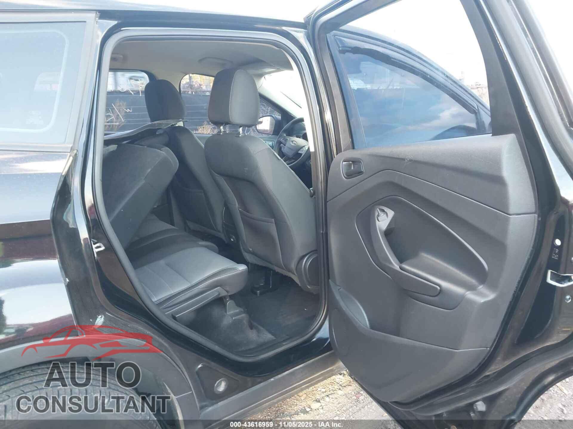 FORD ESCAPE 2017 - 1FMCU0F73HUC32002