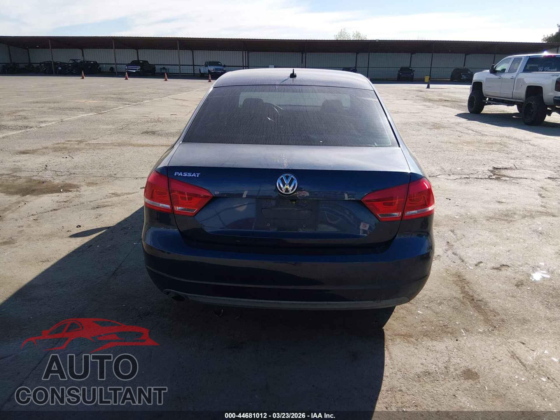 VOLKSWAGEN PASSAT 2013 - 1VWAP7A38DC052012