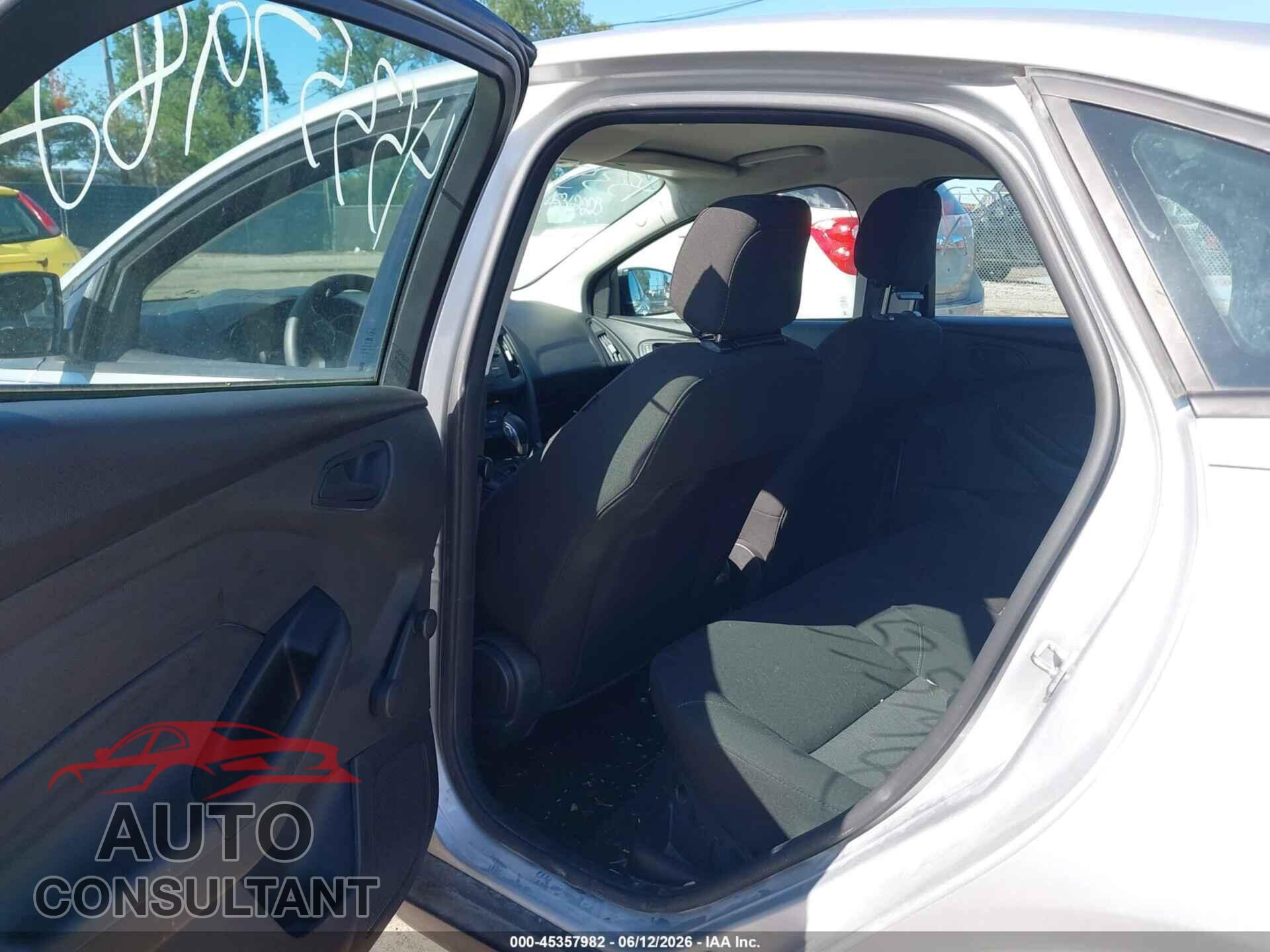 FORD FOCUS 2018 - 1FADP3E20JL329988