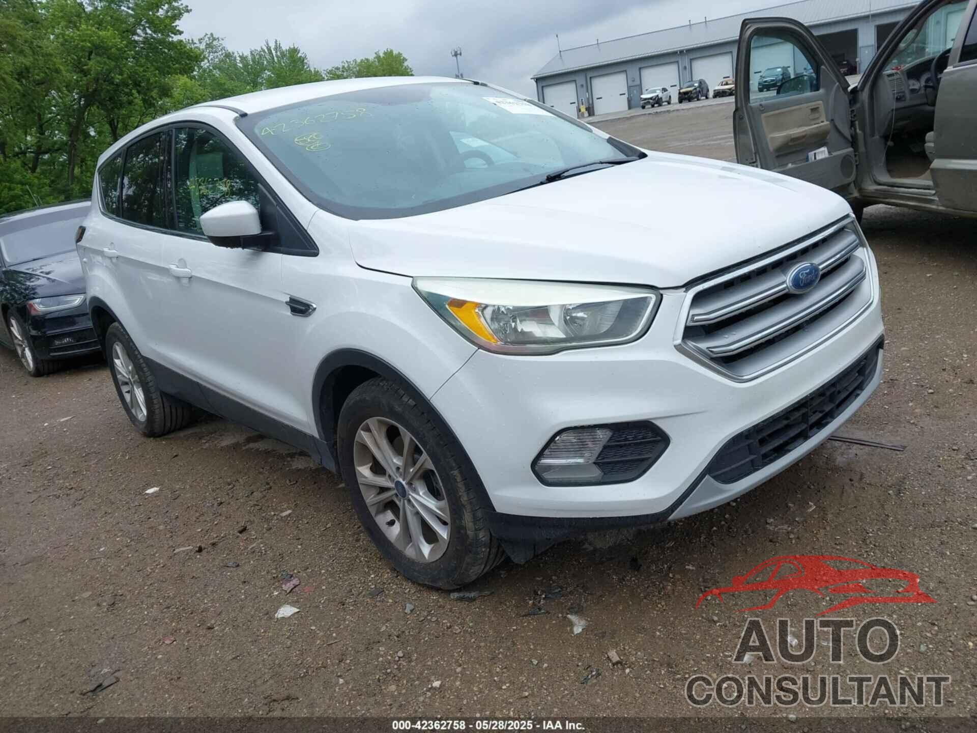 FORD ESCAPE 2017 - 1FMCU0GD8HUC73102