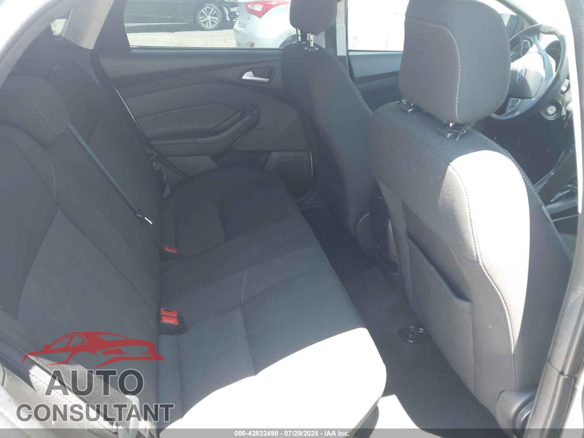 FORD FOCUS 2018 - 1FADP3F29JL322472