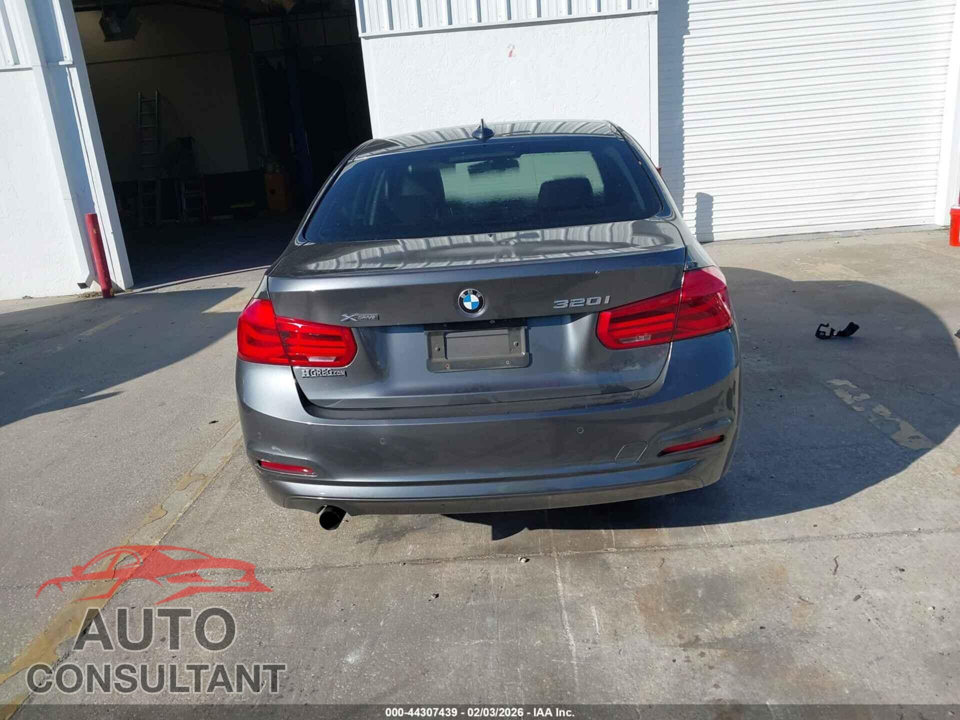 BMW 320I 2018 - WBA8E5G5XJNU45995
