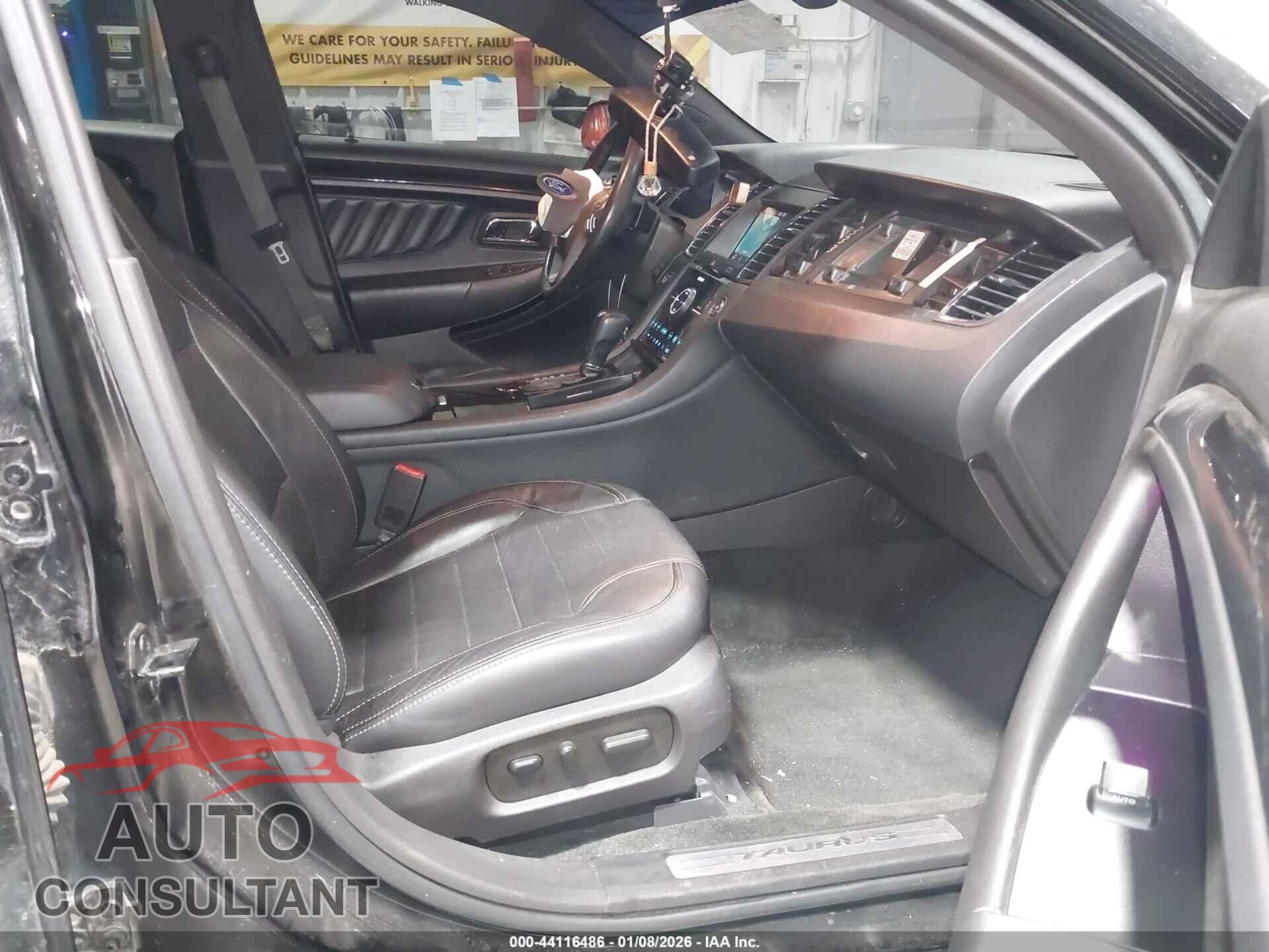 FORD TAURUS 2018 - 1FAHP2KT1JG123015
