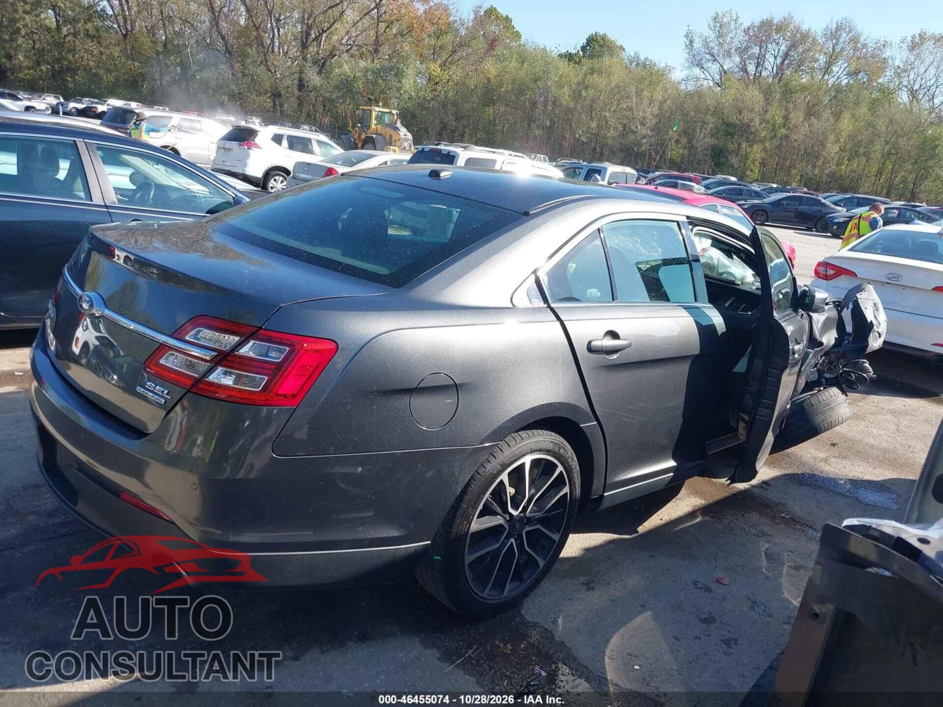 FORD TAURUS 2018 - 1FAHP2E81JG104052