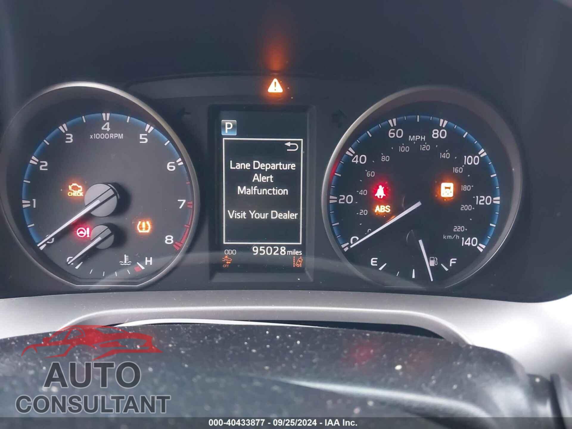 TOYOTA RAV4 2017 - JTMRFREV8HJ128524