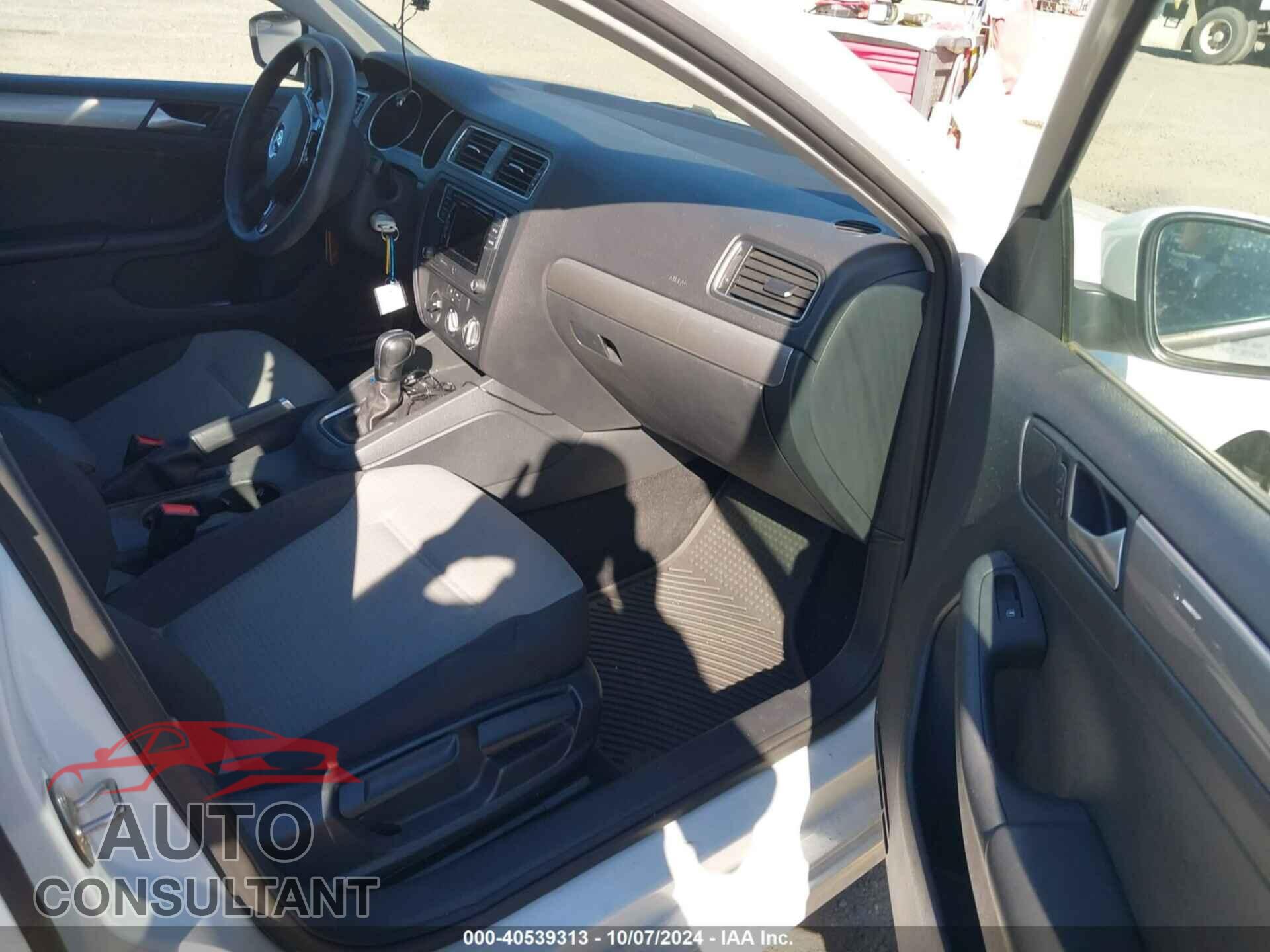 VOLKSWAGEN JETTA 2018 - 3VW2B7AJ4JM219994