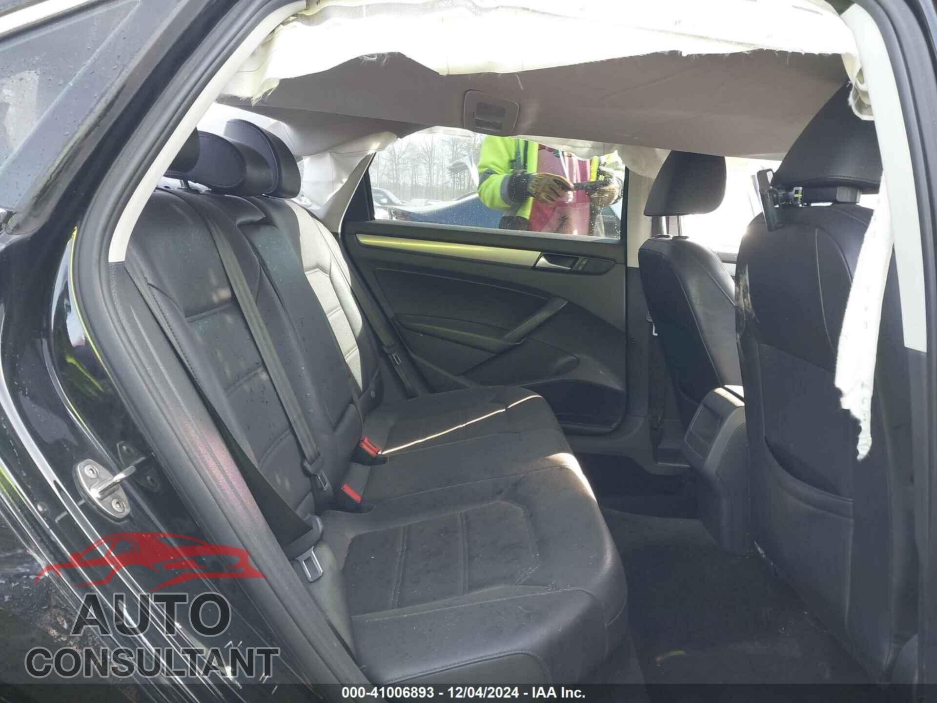 VOLKSWAGEN PASSAT 2015 - 1VWAT7A33FC085188