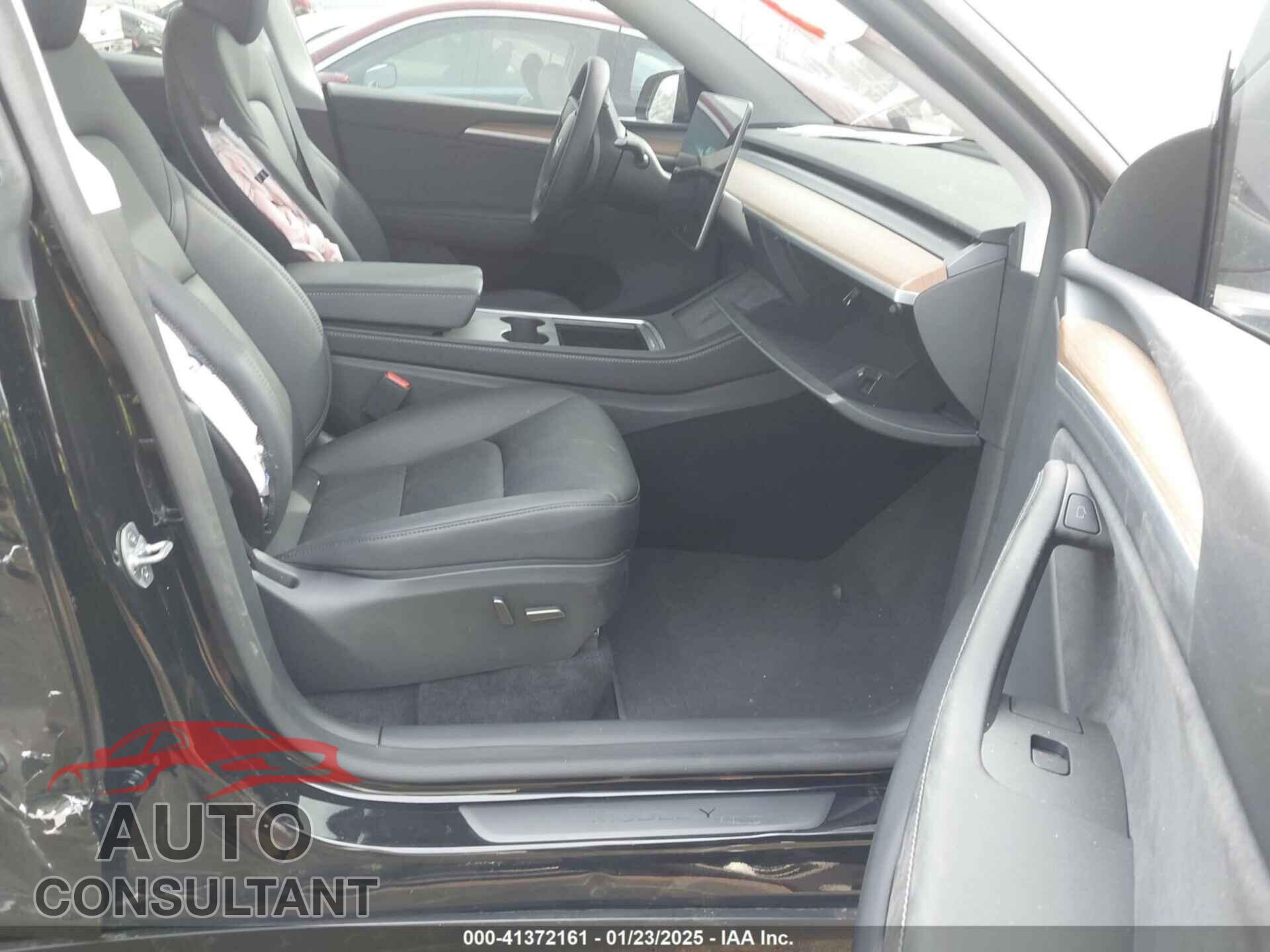 TESLA MODEL Y 2025 - 7SAYGDEE2SA351944