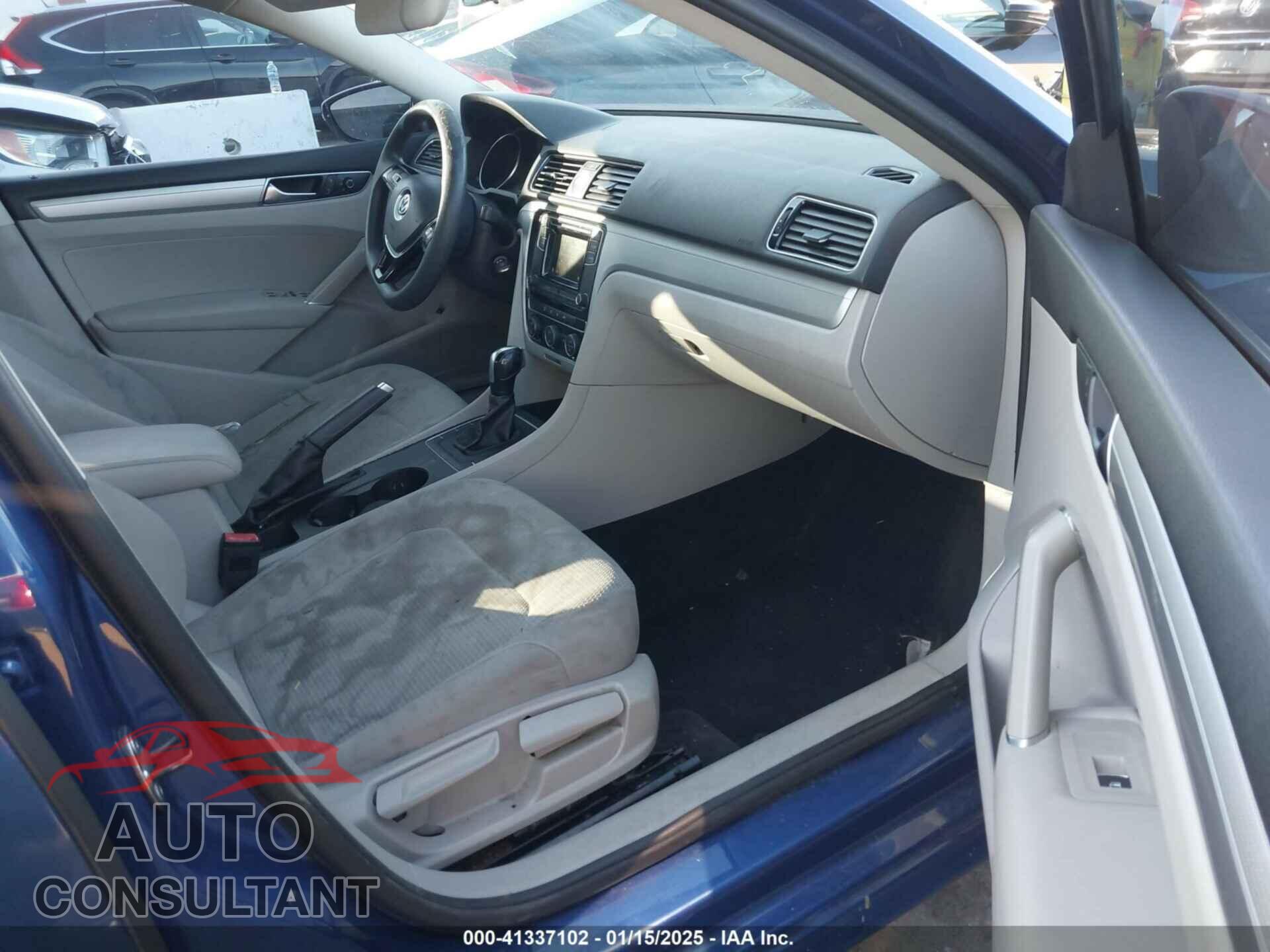 VOLKSWAGEN PASSAT 2017 - 1VWAT7A35HC067648