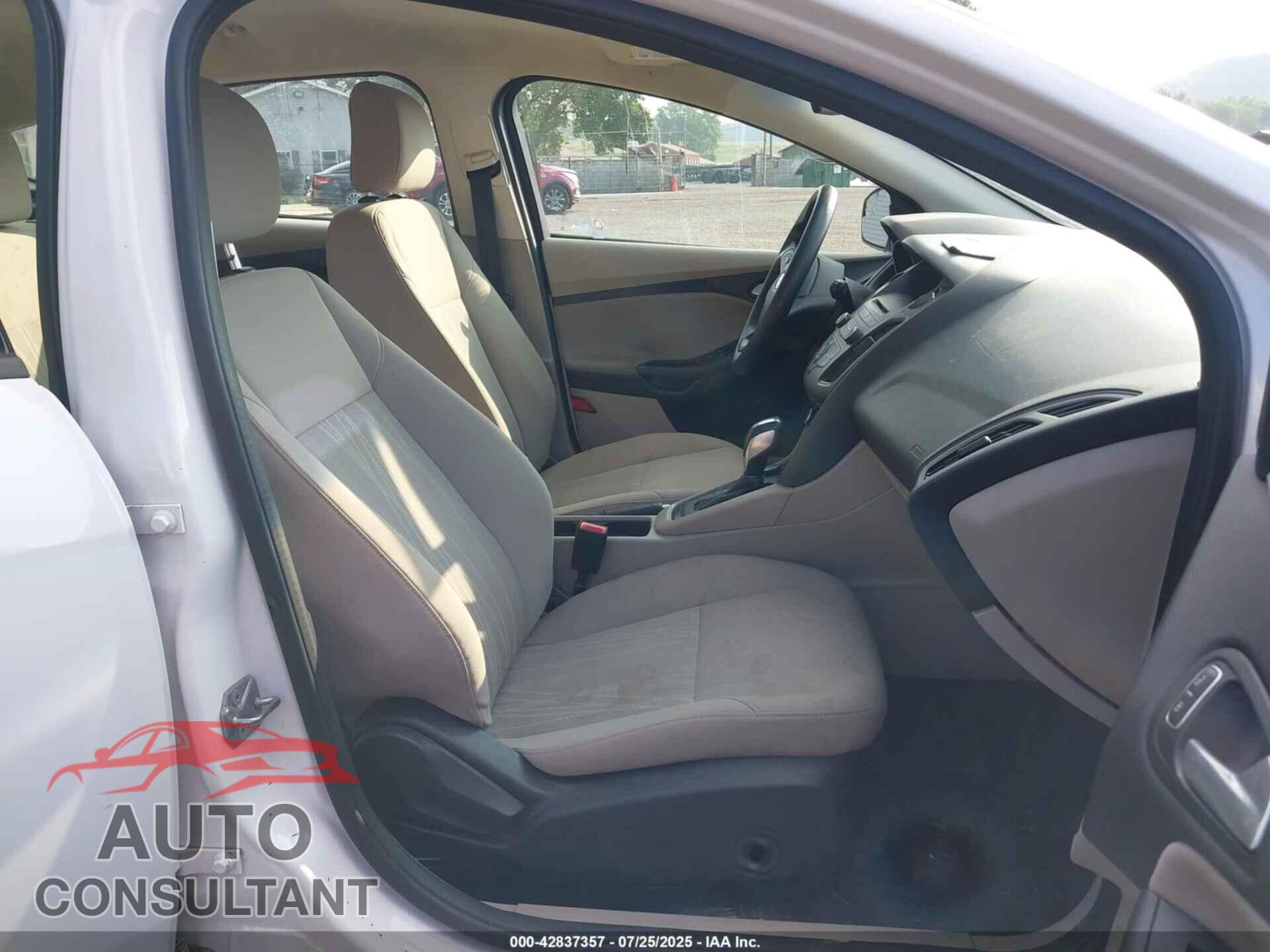 FORD FOCUS 2015 - 1FADP3K22FL355827