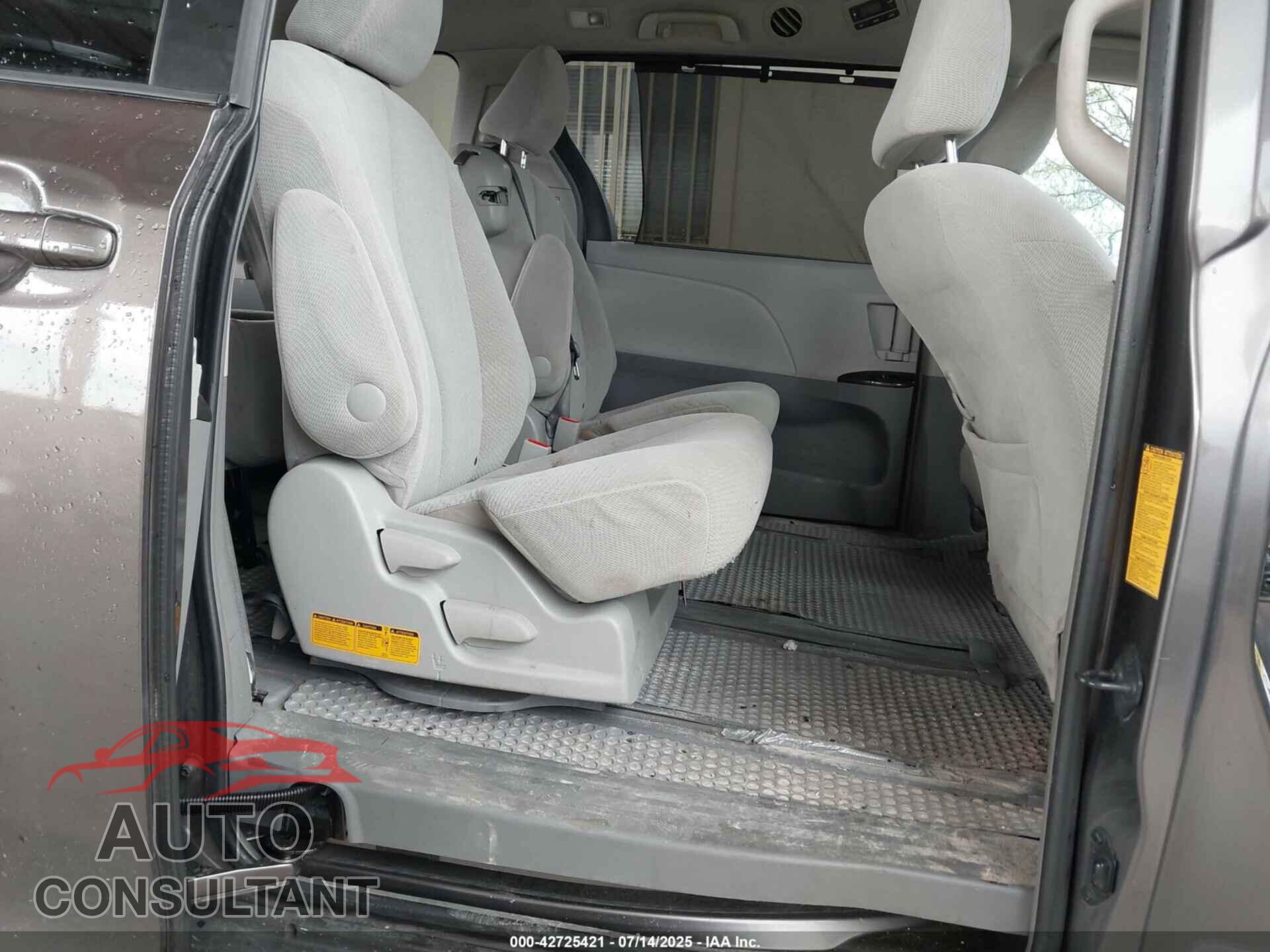 TOYOTA SIENNA 2013 - 5TDKK3DC8DS388073