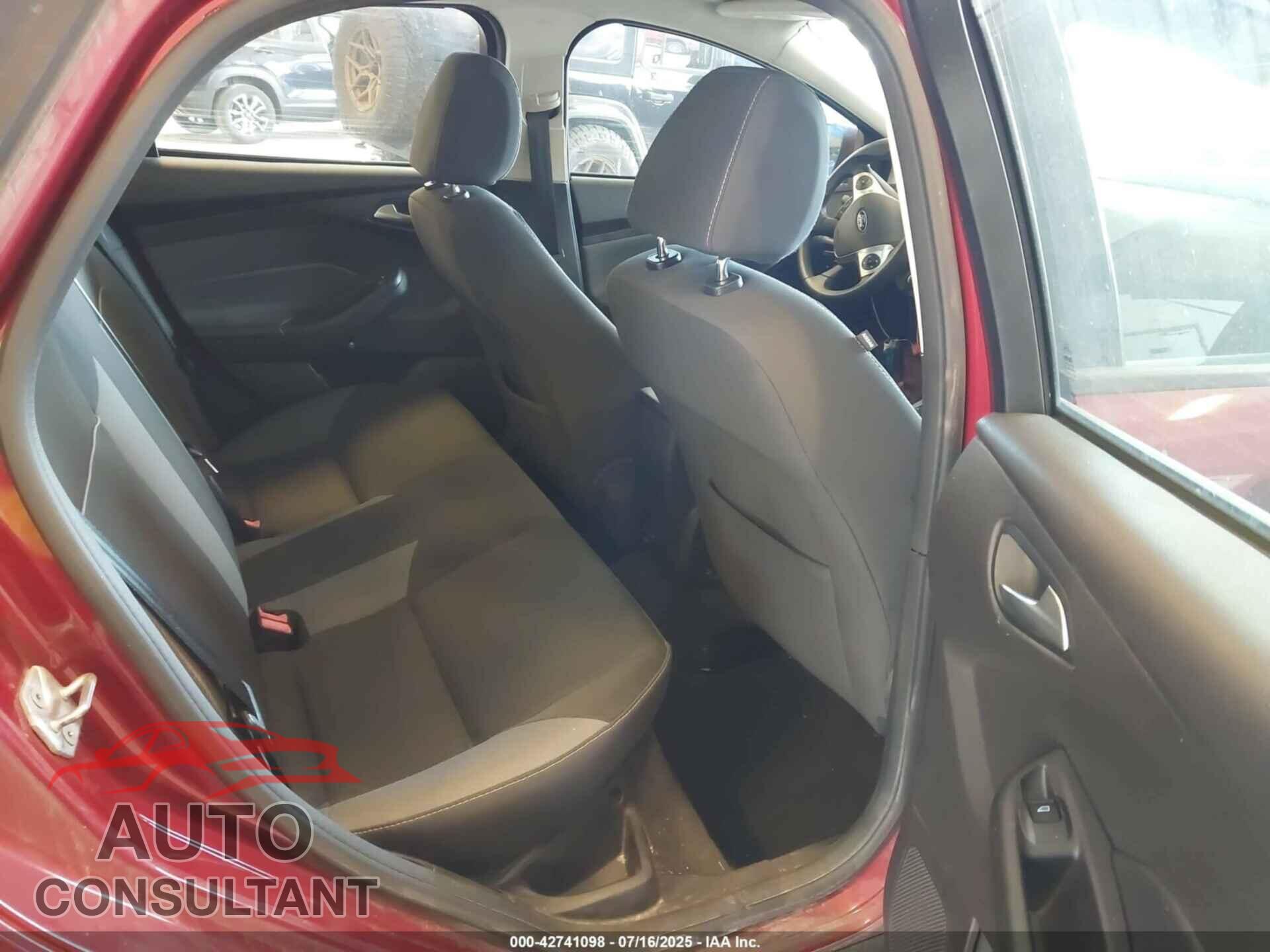 FORD FOCUS 2014 - 1FADP3F2XEL137403