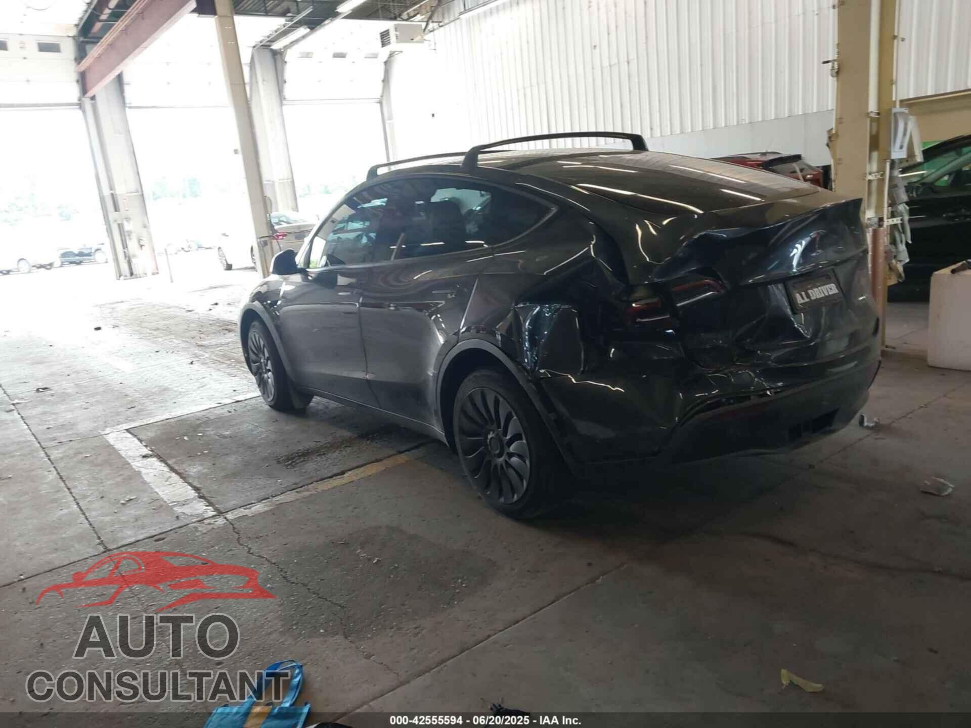 TESLA MODEL Y 2024 - 7SAYGDEE5RF003780