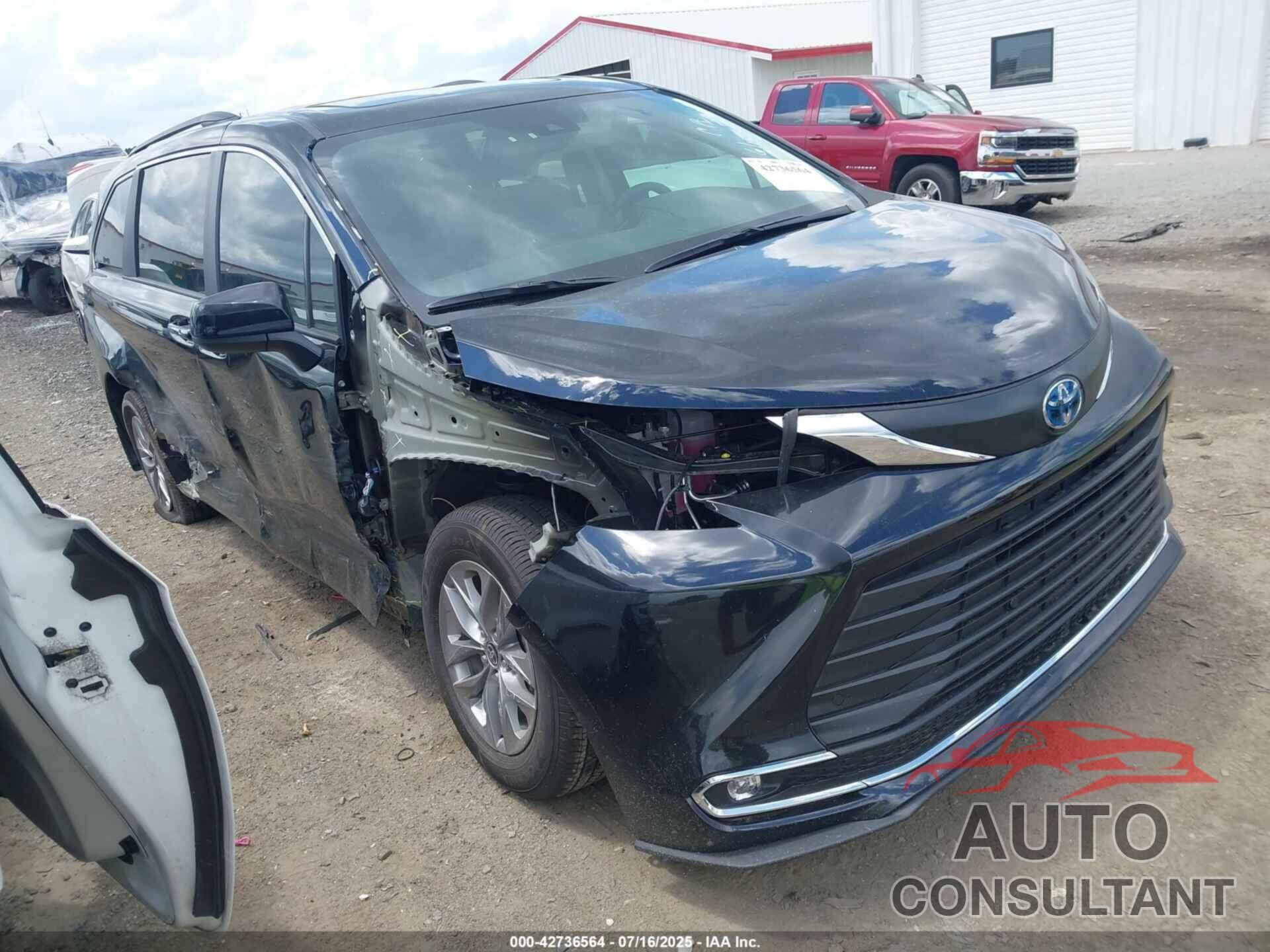 TOYOTA SIENNA 2024 - 5TDYRKEC1RS220734