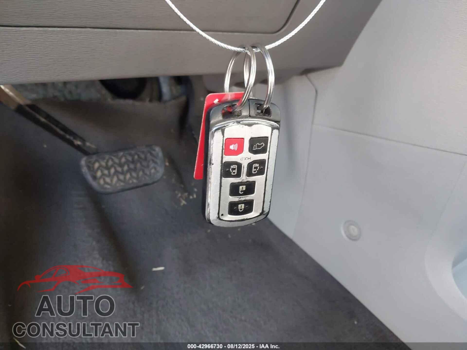 TOYOTA SIENNA 2011 - 5TDYK3DC2BS024416