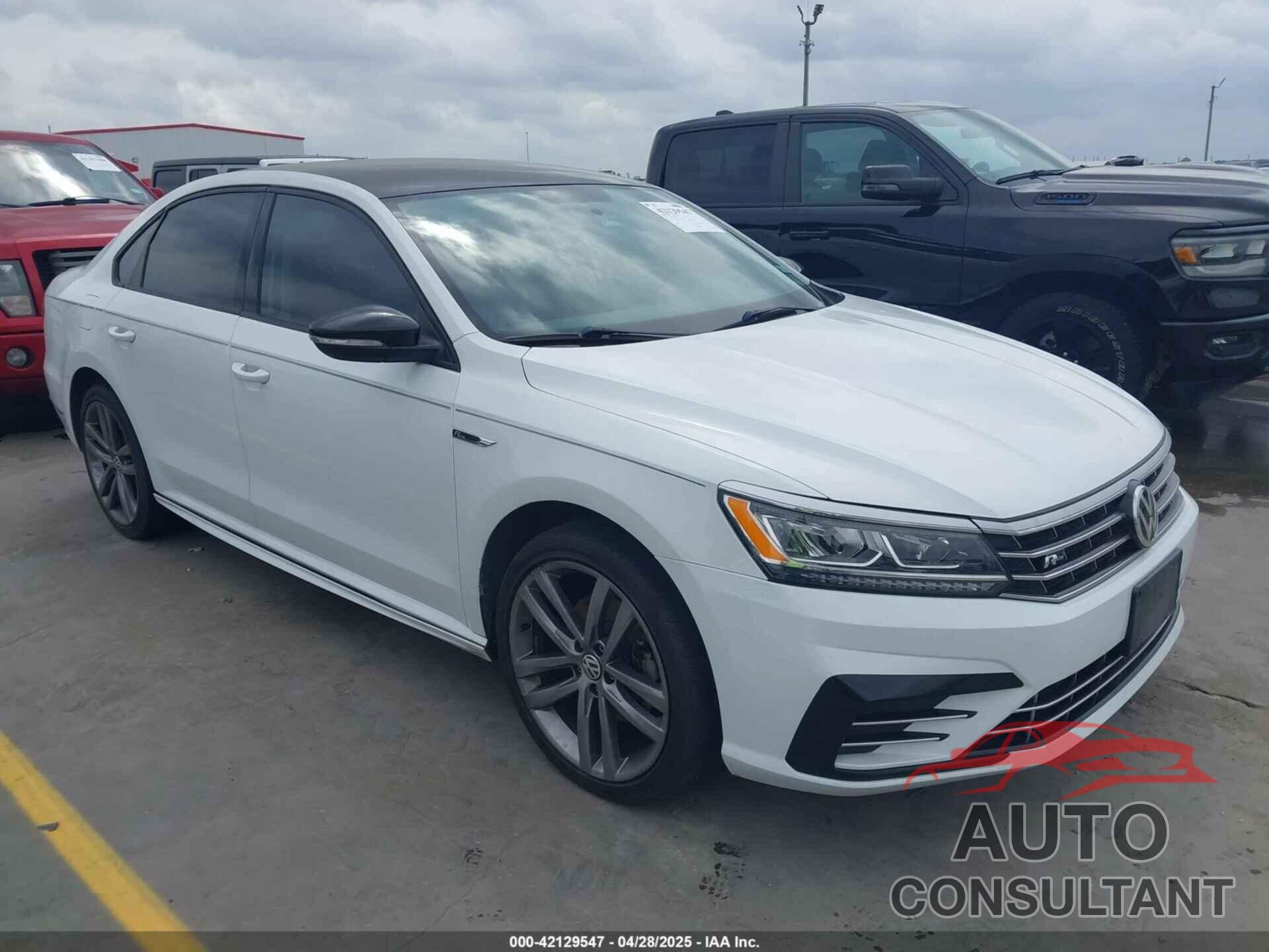VOLKSWAGEN PASSAT 2018 - 1VWAA7A30JC015825