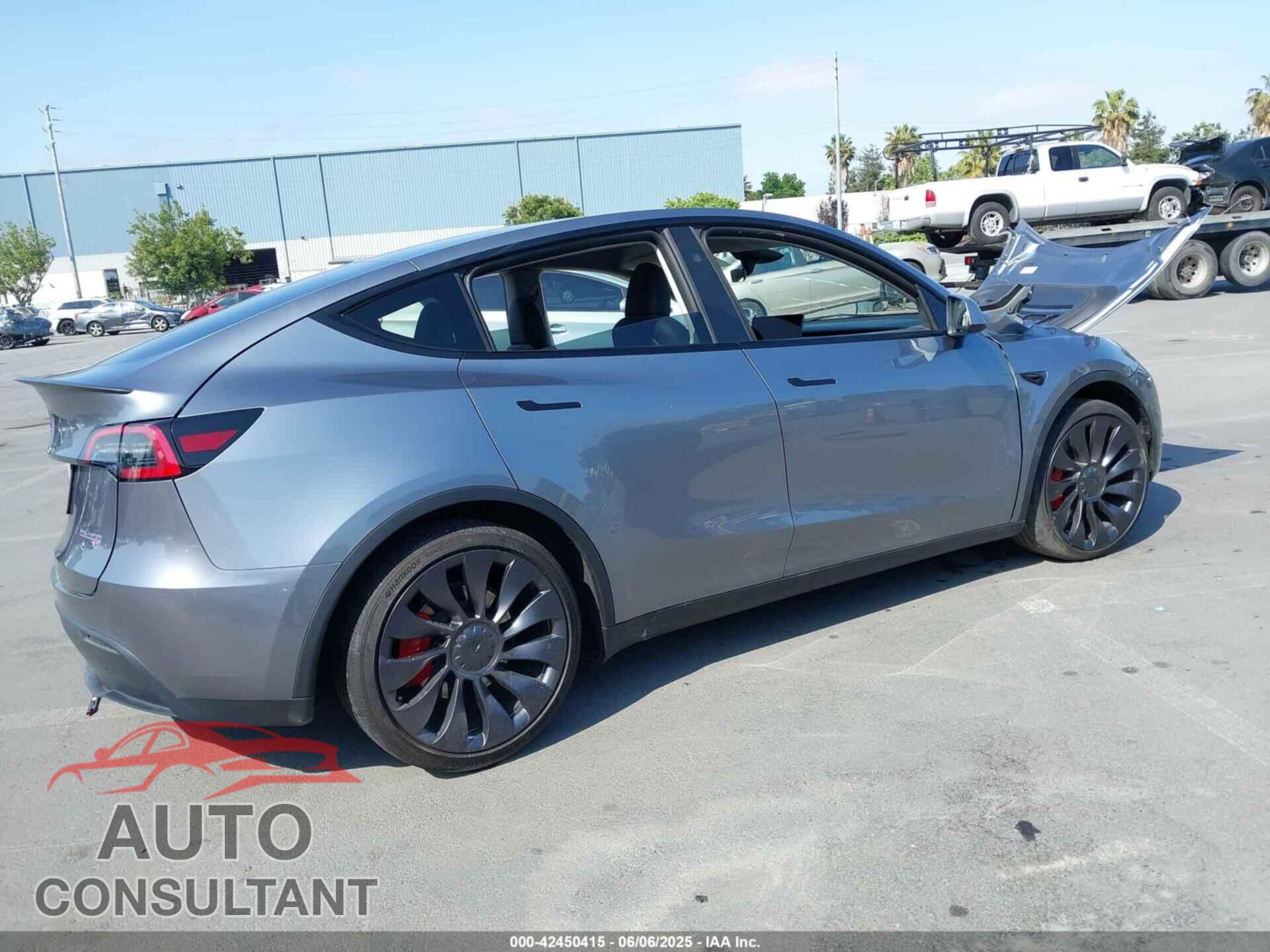 TESLA MODEL Y 2024 - 7SAYGDEF6RF121667