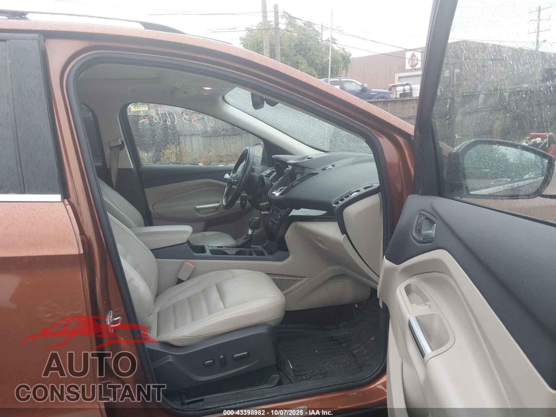 FORD ESCAPE 2017 - 1FMCU9J92HUD06636