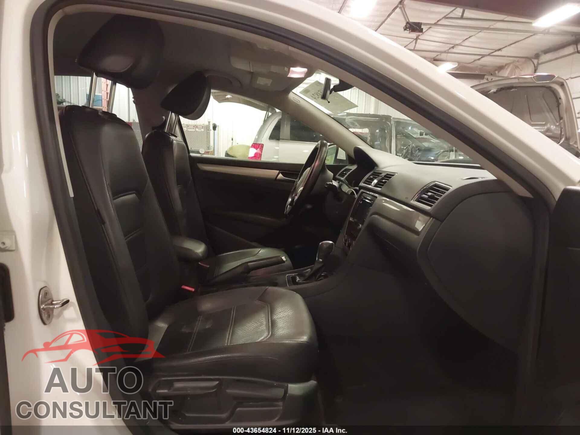 VOLKSWAGEN PASSAT 2015 - 1VWAT7A31FC096352