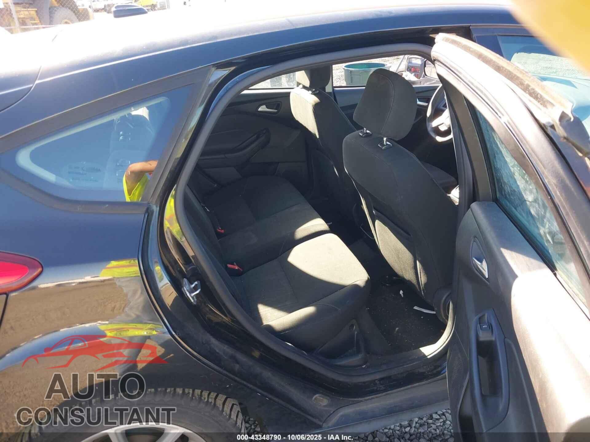 FORD FOCUS 2015 - 1FADP3K27FL307174