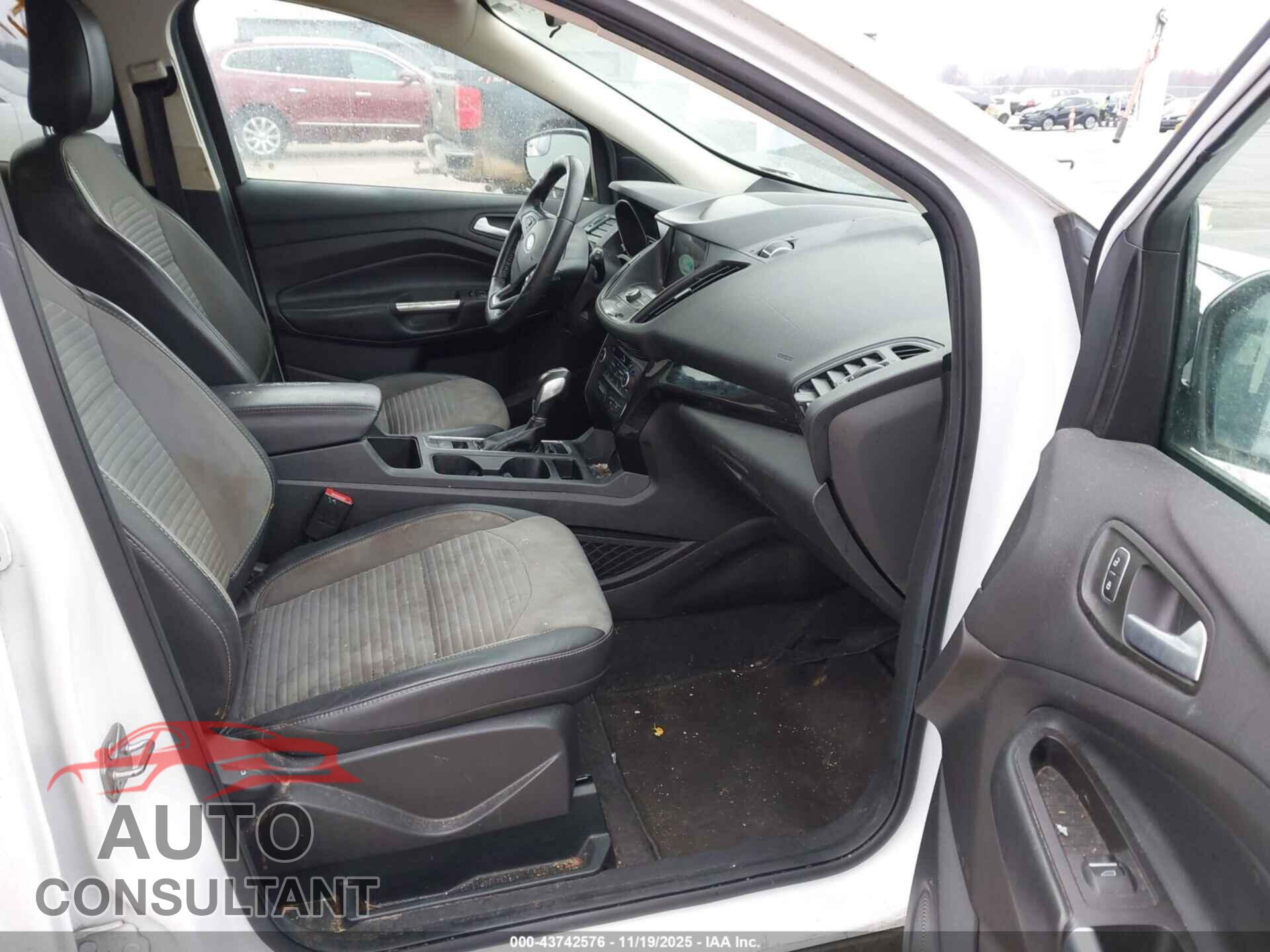 FORD ESCAPE 2019 - 1FMCU9GD9KUC05838