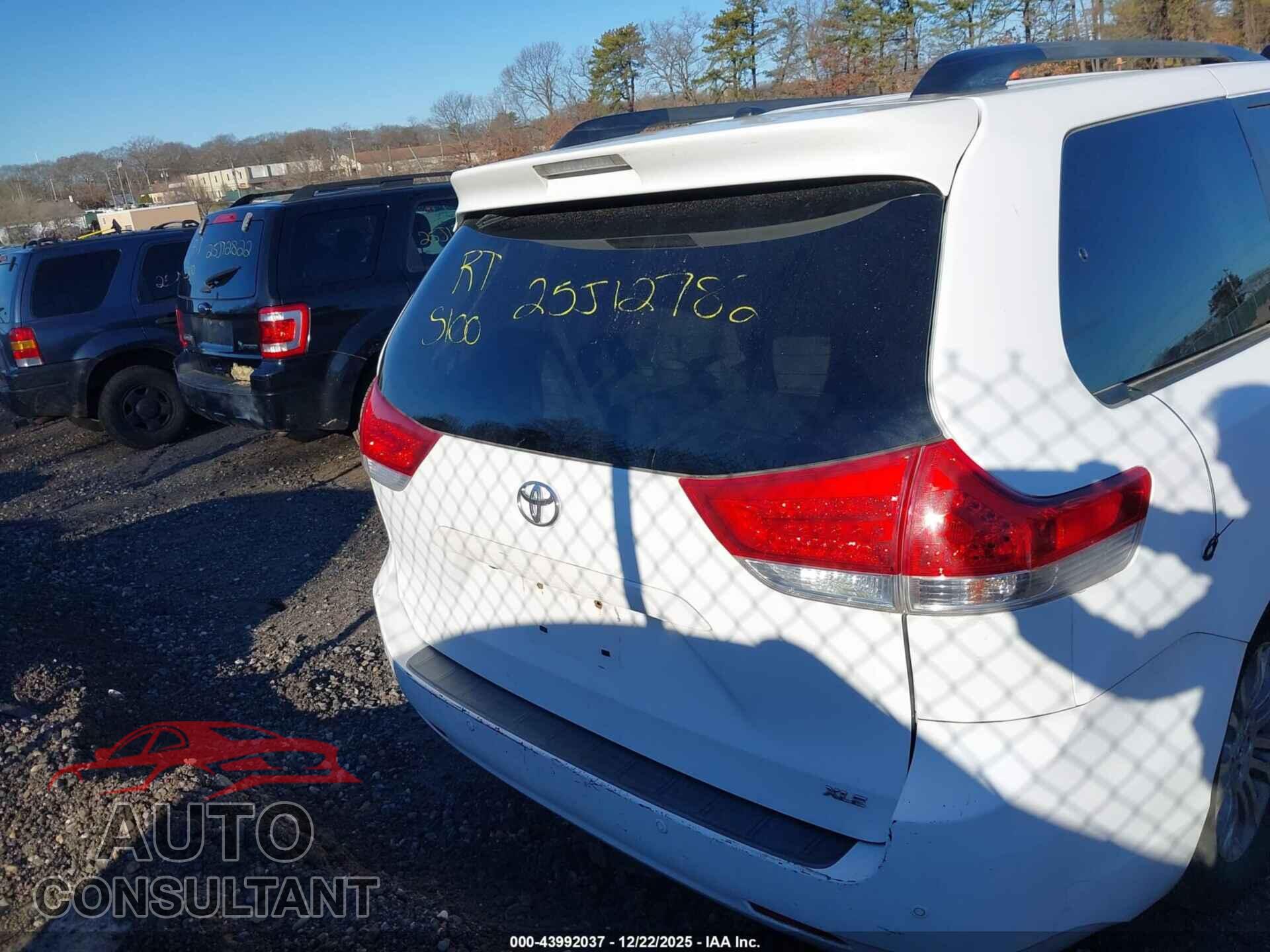 TOYOTA SIENNA 2011 - 5TDYK3DC1BS041997