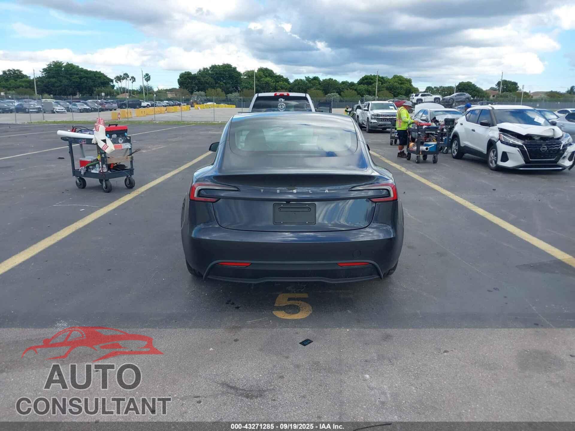 TESLA MODEL 3 2025 - 5YJ3E1EA4SF924287