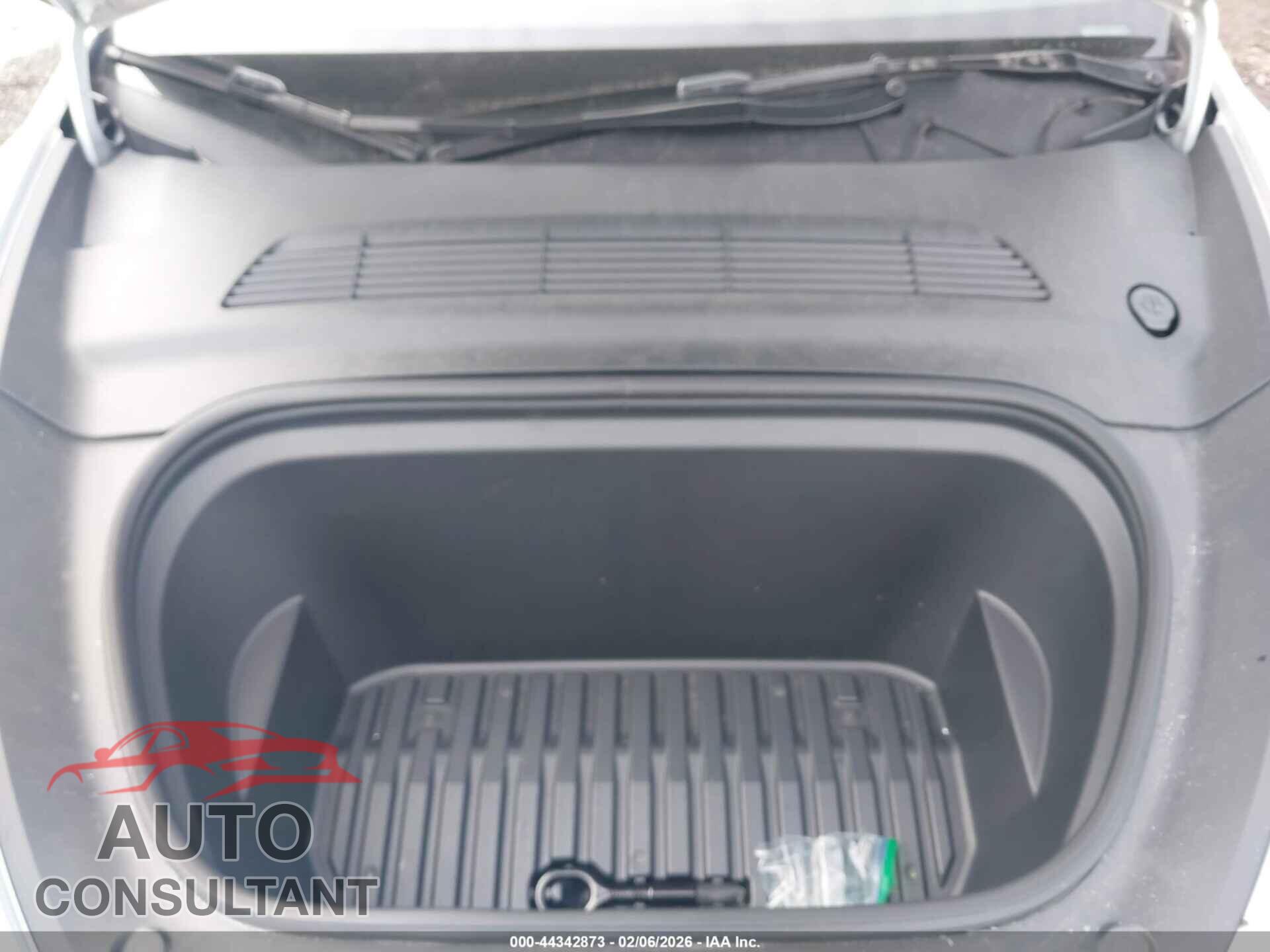 TESLA MODEL Y 2024 - 7SAYGAEE1RF201190