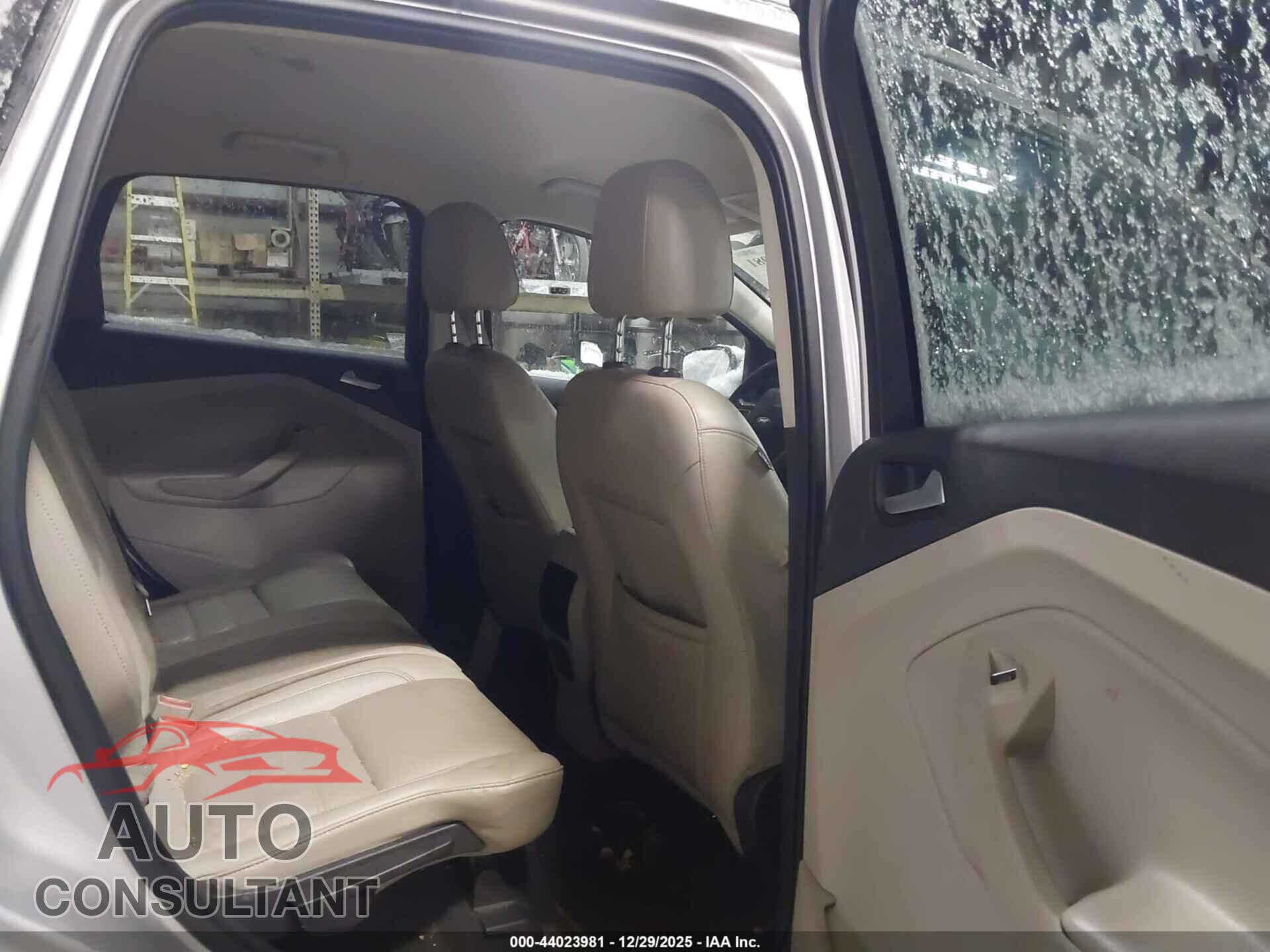 FORD ESCAPE 2017 - 1FMCU9J99HUB30801