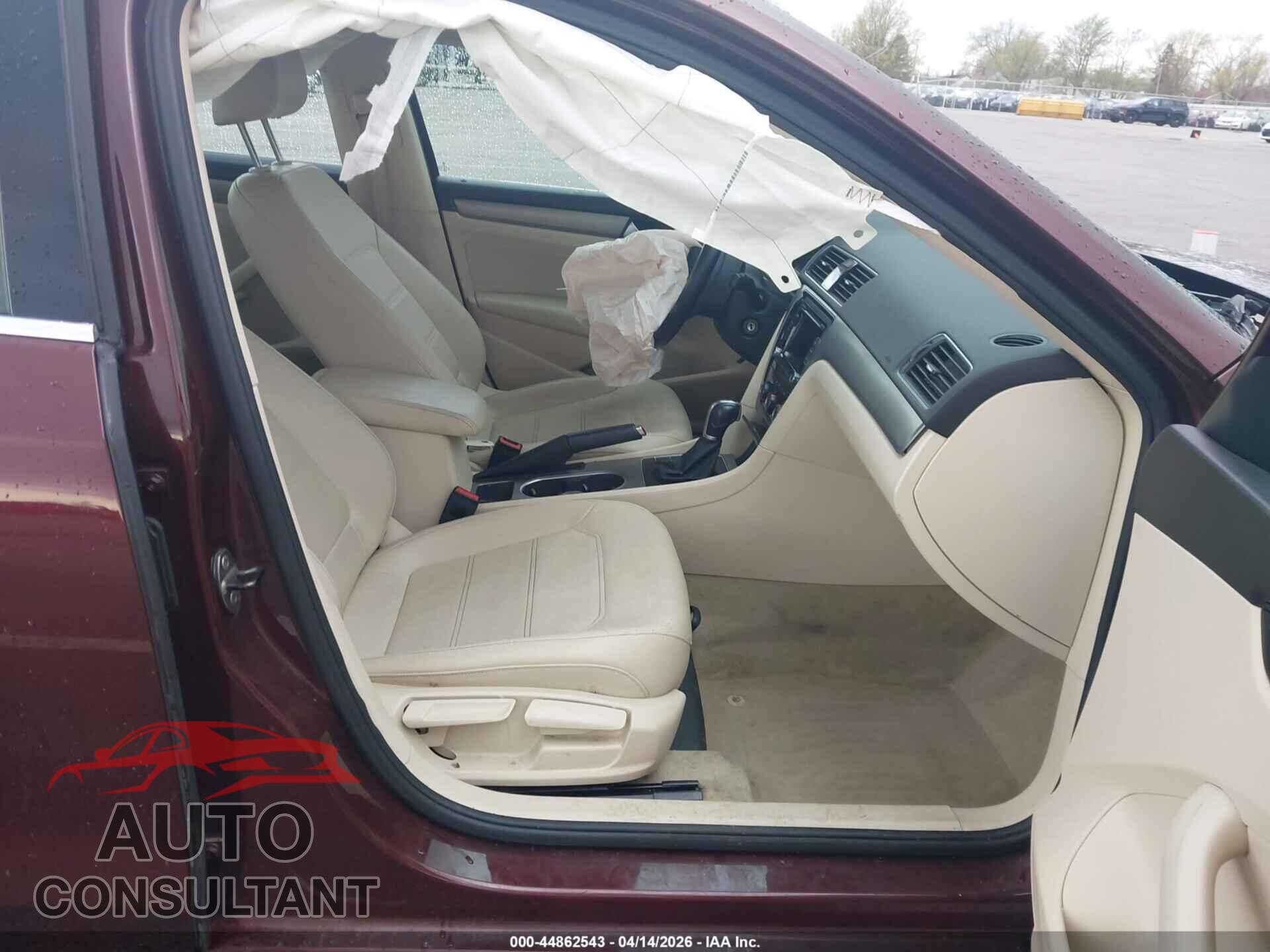 VOLKSWAGEN PASSAT 2014 - 1VWBT7A32EC100489