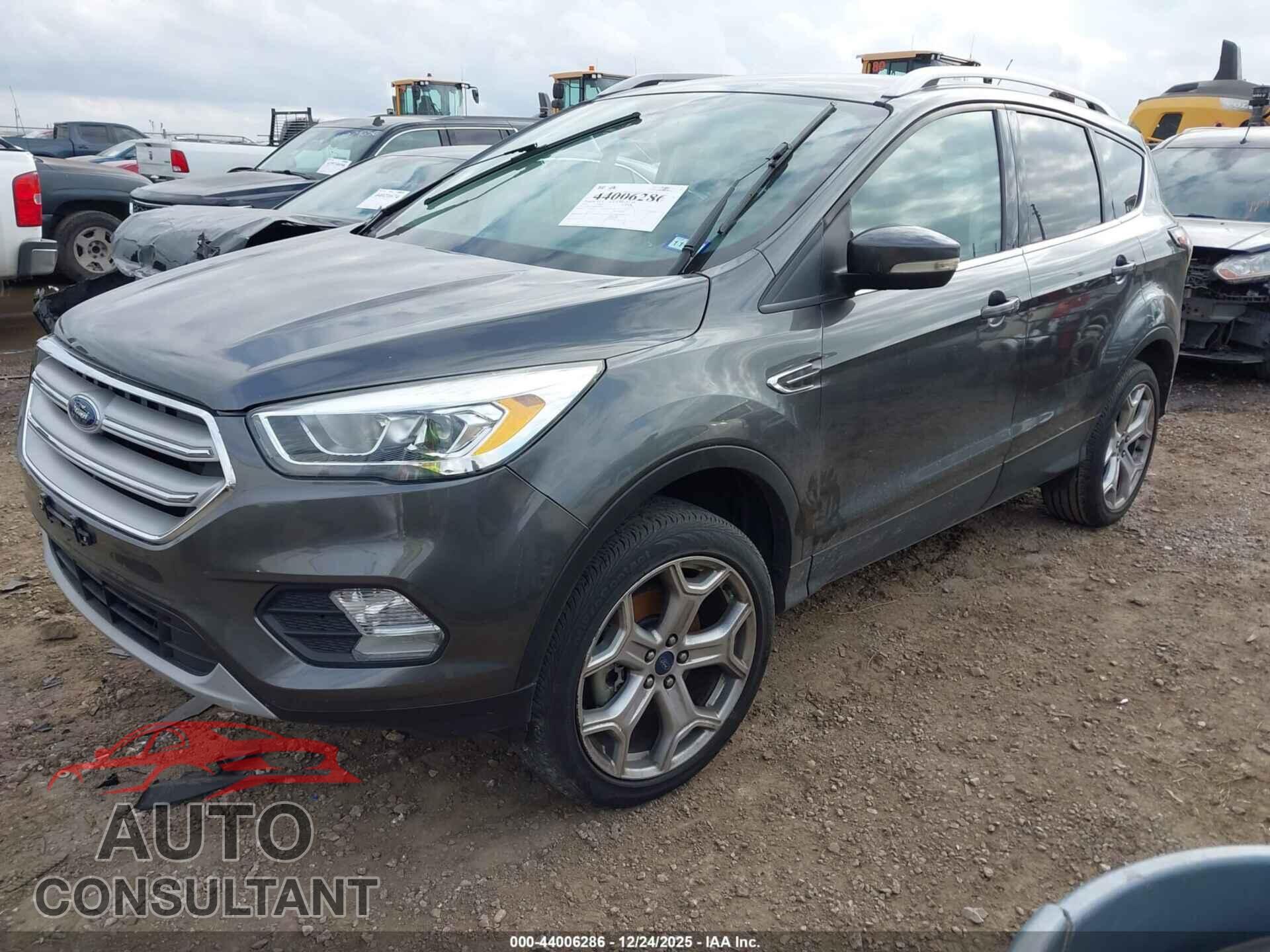 FORD ESCAPE 2017 - 1FMCU0J96HUD52952
