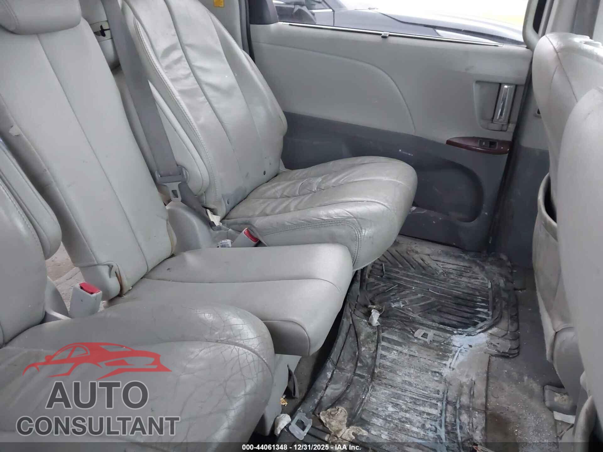 TOYOTA SIENNA 2011 - 5TDYK3DC5BS131654