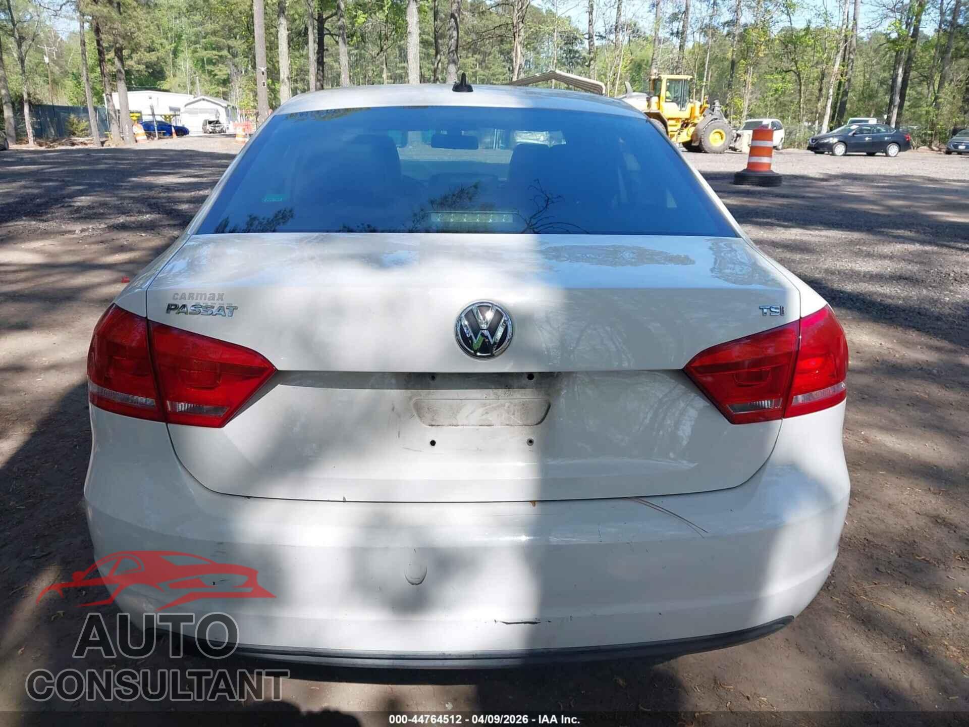 VOLKSWAGEN PASSAT 2015 - 1VWAT7A38FC048671