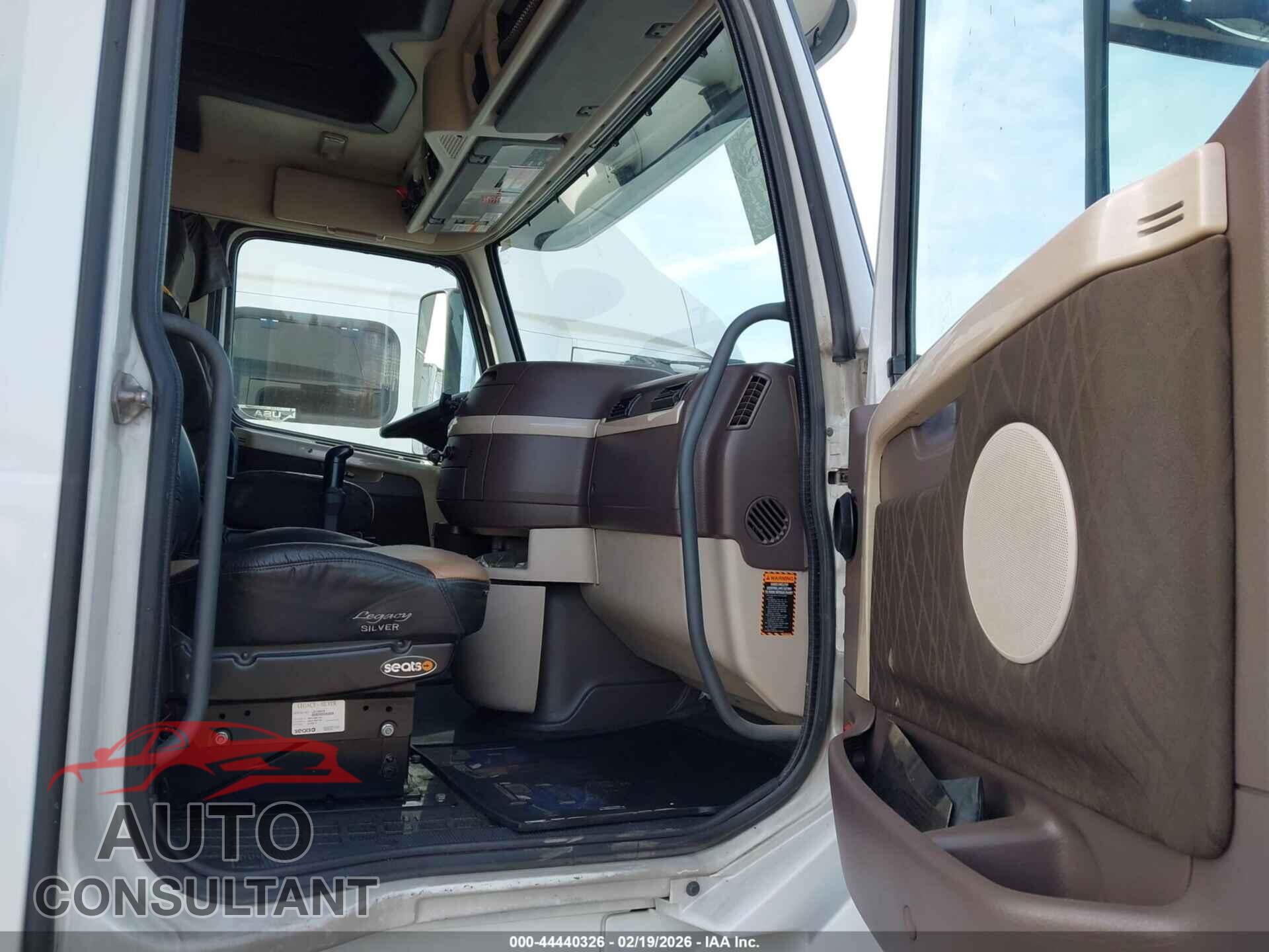 VOLVO VN 2016 - 4V4NC9EH5GN944491