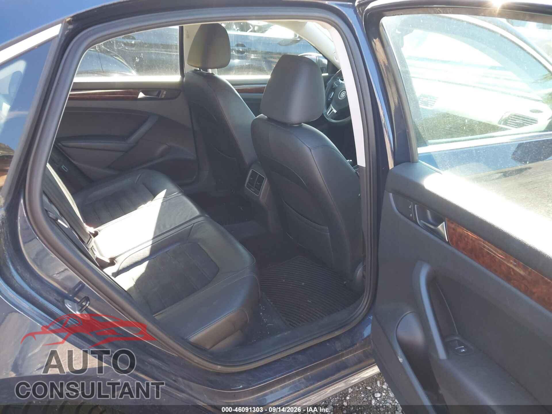 VOLKSWAGEN PASSAT 2013 - 1VWCM7A32DC081085