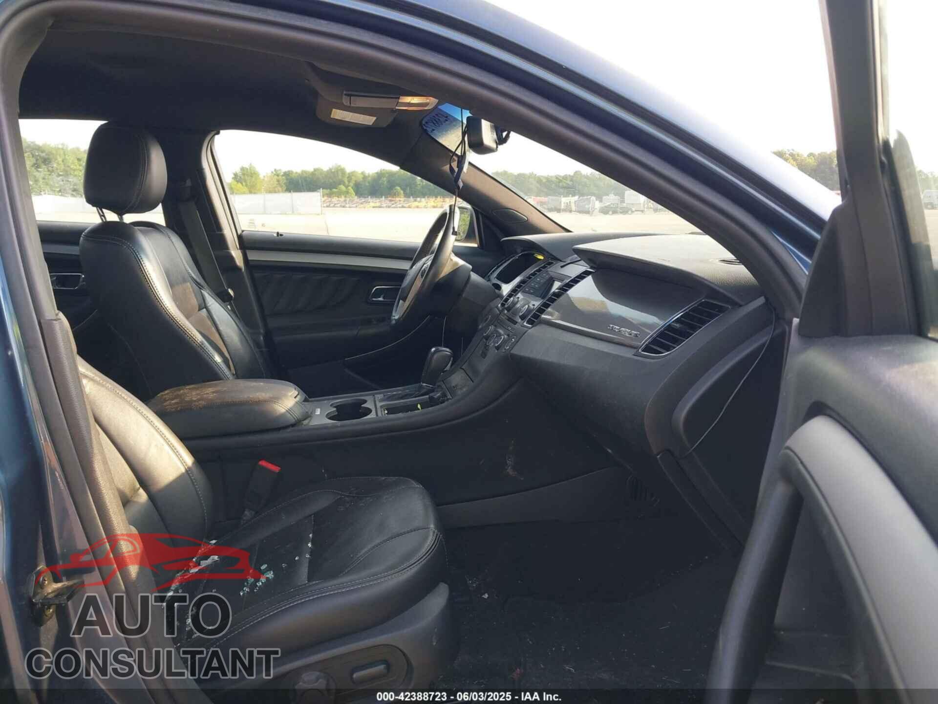 FORD TAURUS 2018 - 1FAHP2E82JG130983