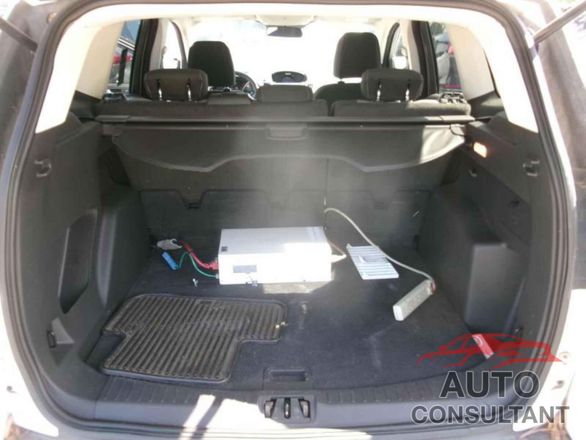 FORD ESCAPE 2017 - 1FMCU0GD3HUC82435