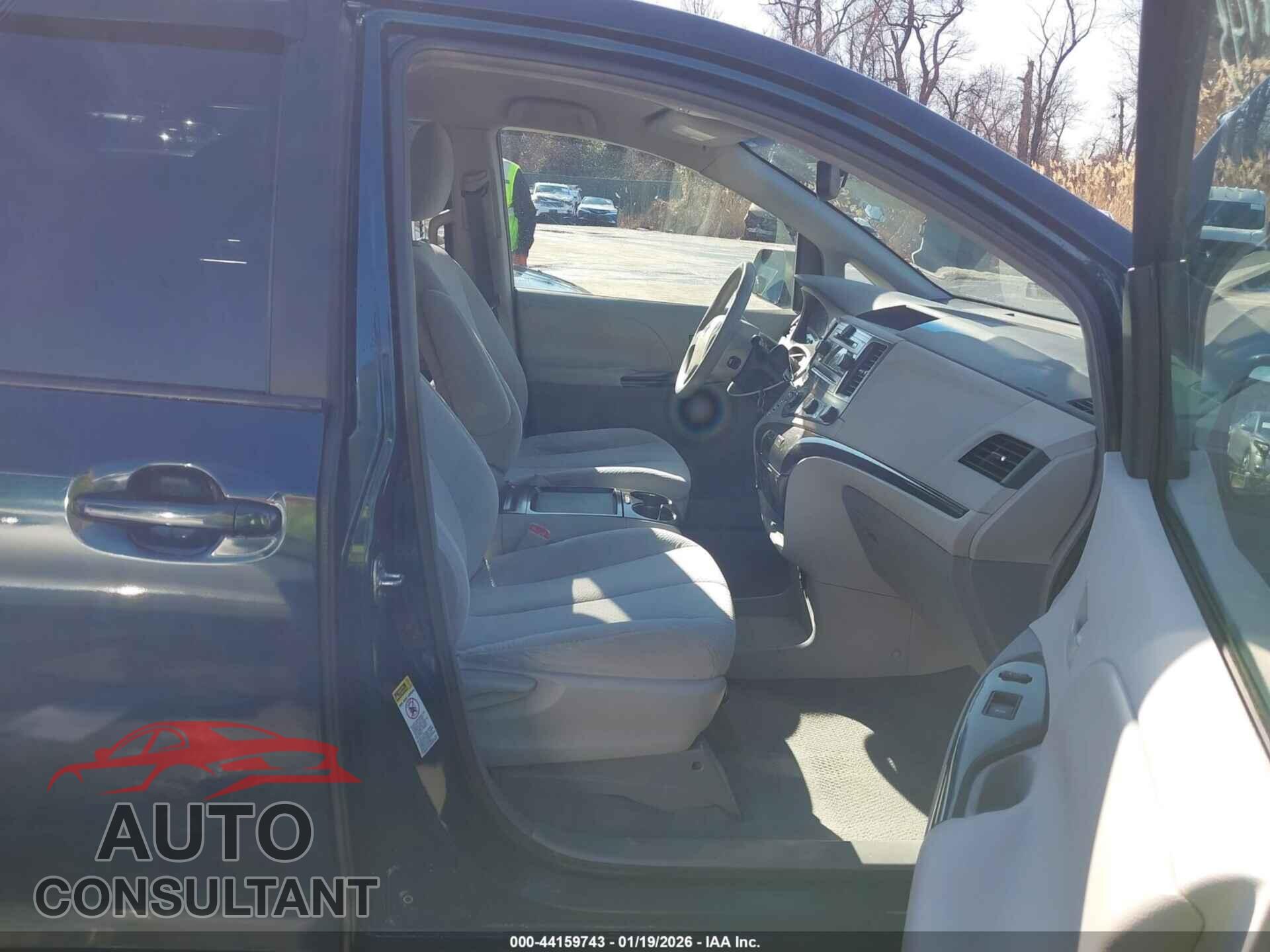 TOYOTA SIENNA 2011 - 5TDKK3DC5BS044388